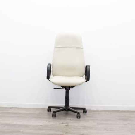 Silla dirección tapizada en piel beige