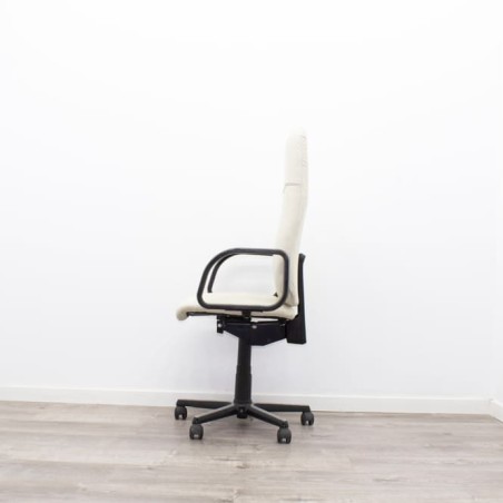 Silla dirección tapizada en piel beige