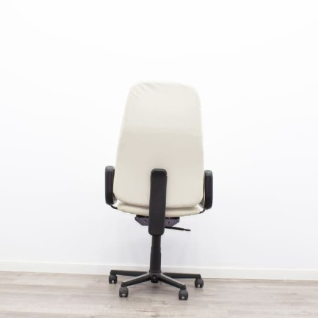 Silla dirección tapizada en piel beige