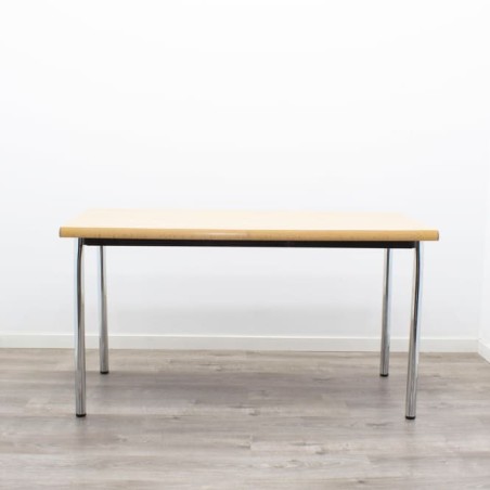 Mesa operativa con patas cromadas