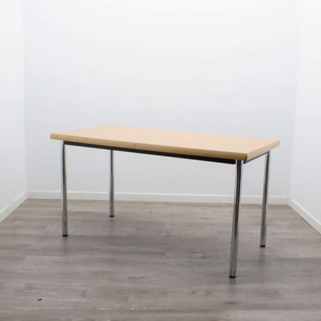 Mesa operativa con patas cromadas