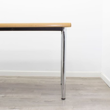 Mesa operativa con patas cromadas