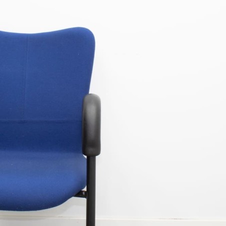 Silla confidente tapizada en azul