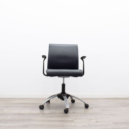 Silla operativa giratoria en napel negro
