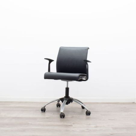 Silla operativa giratoria en napel negro