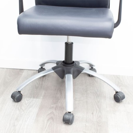 Silla operativa giratoria en napel negro
