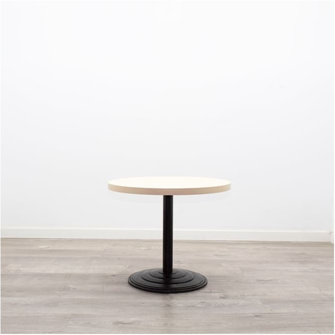 Mesa de rincón en varios acabados con peana negra
