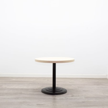 Mesa de rincón en varios acabados con peana negra