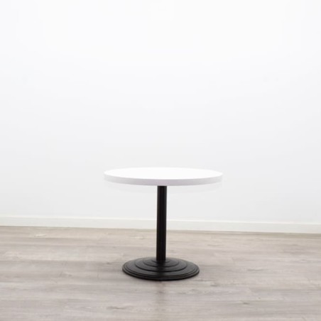 Mesa de rincón en varios acabados con peana negra