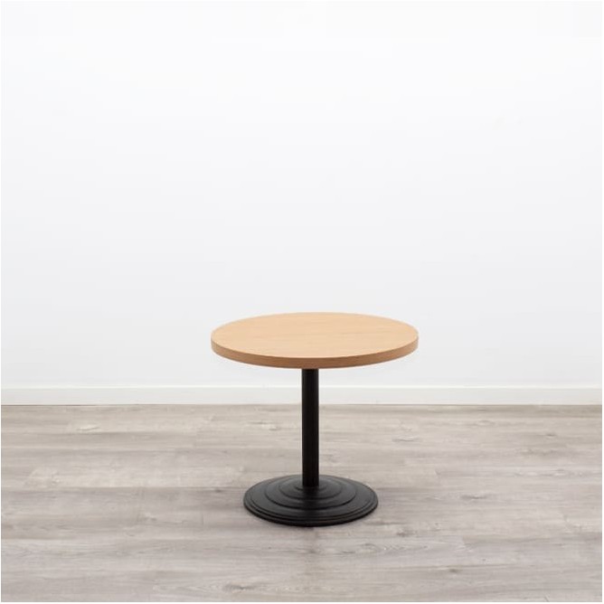 Mesa de rincón en varios acabados con peana negra