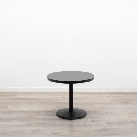 Mesa de rincón en varios acabados con peana negra
