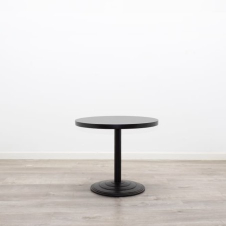 Mesa de rincón en varios acabados con peana negra