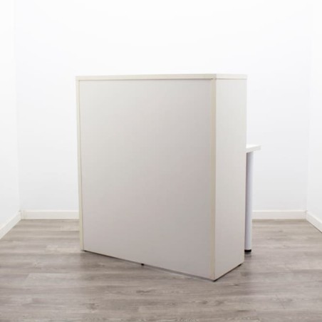 Mostrador blanco con interior morado