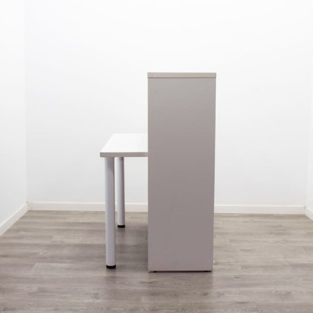 Mostrador blanco con interior morado