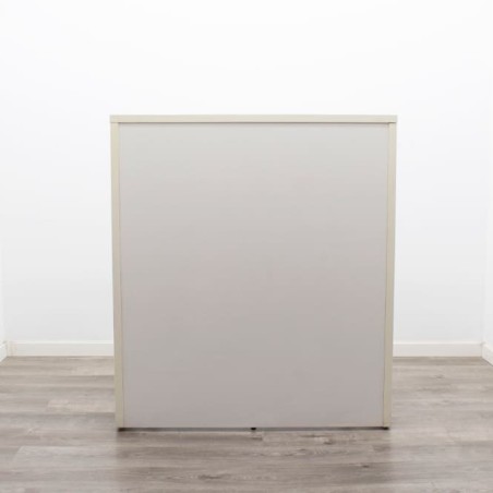 Mostrador blanco con interior morado