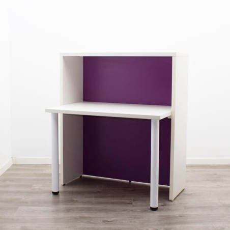 Mostrador blanco con interior morado