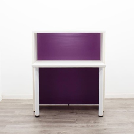 Mostrador blanco con interior morado