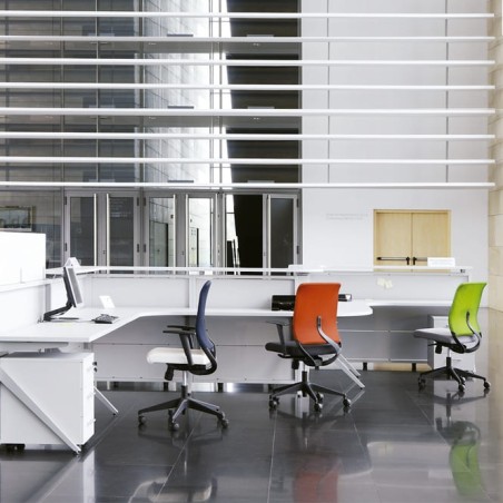 Mostrador de recepción con mesa