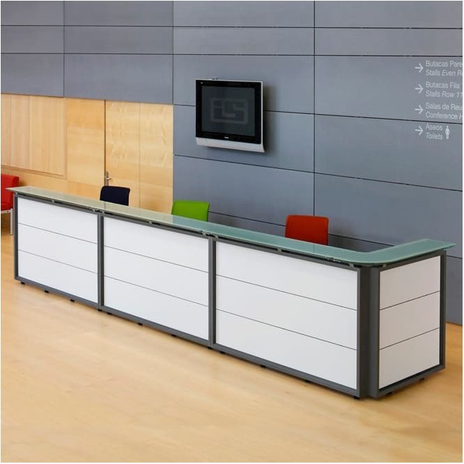 Mostrador de recepción con mesa