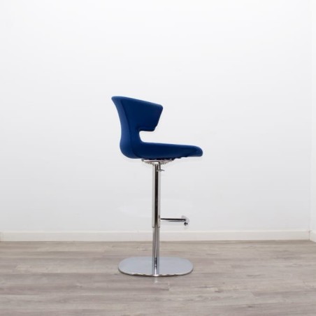 Taburete asiento azul con base cromada