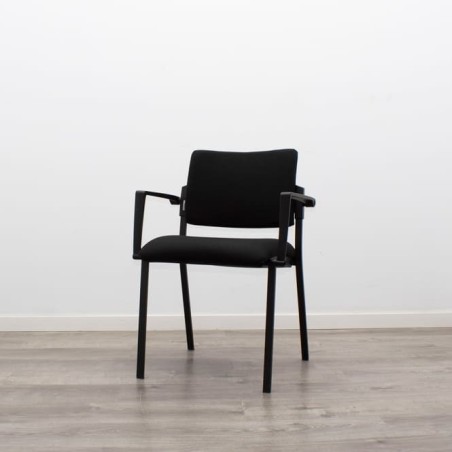 Silla confidente negra con brazos fijos
