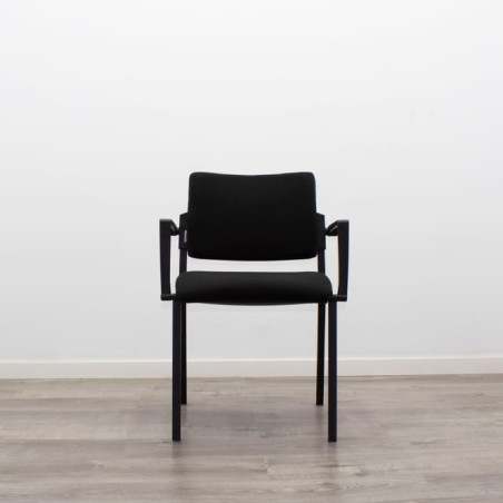 Silla confidente negra con brazos fijos