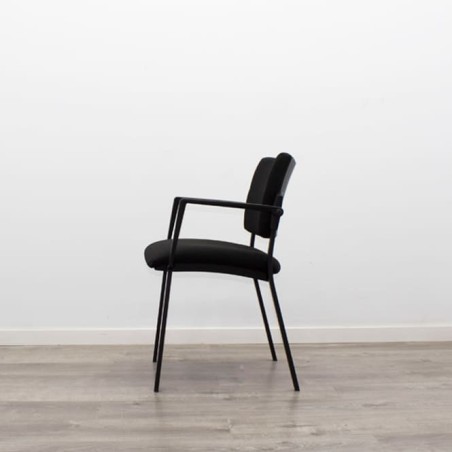 Silla confidente negra con brazos fijos