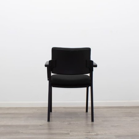 Silla confidente negra con brazos fijos