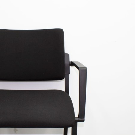 Silla confidente negra con brazos fijos