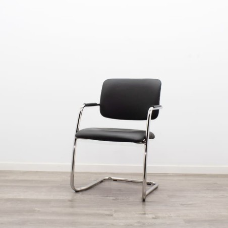 Silla confidente negra con brazos fijos cromados