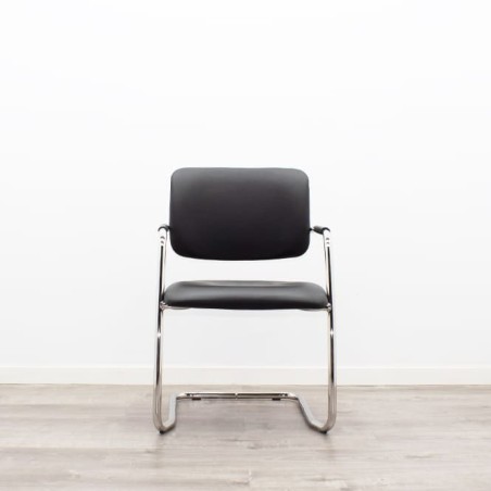 Silla confidente negra con brazos fijos cromados