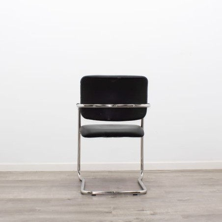 Silla confidente negra con brazos fijos cromados