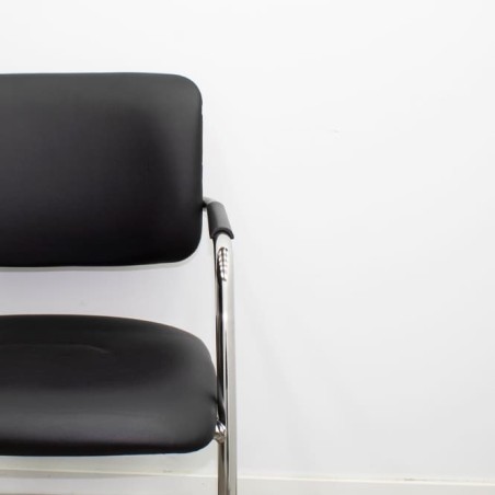 Silla confidente negra con brazos fijos cromados