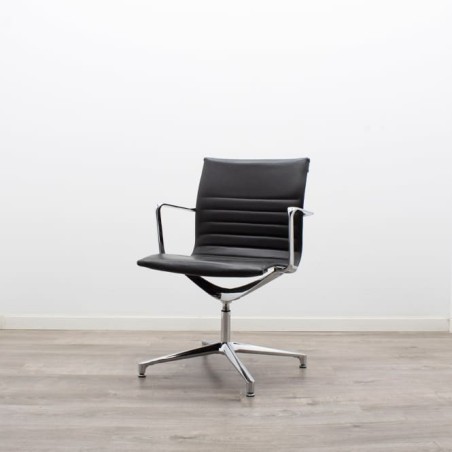 Silla confidente giratoria en piel negra