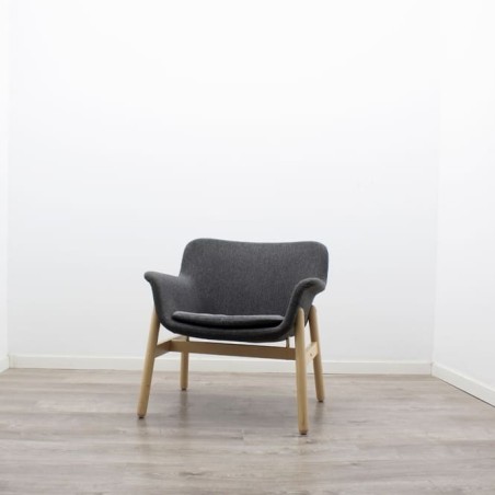 Sillón de espera tapizado en gris con patas de madera