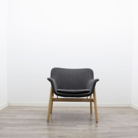 Sillón de espera tapizado en gris con patas de madera