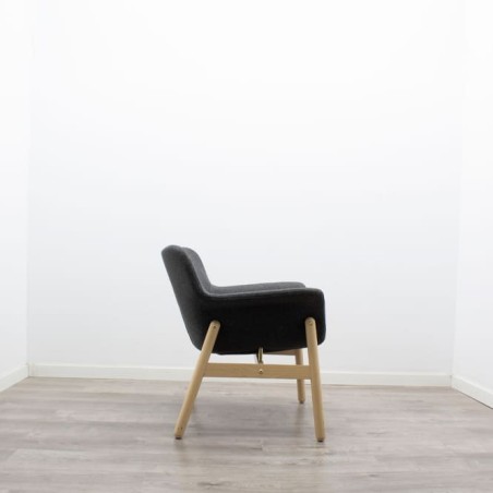 Sillón de espera tapizado en gris con patas de madera