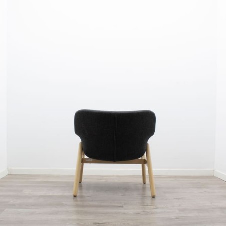 Sillón de espera tapizado en gris con patas de madera