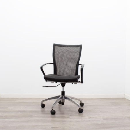 Silla operativa negra con asiento plegable