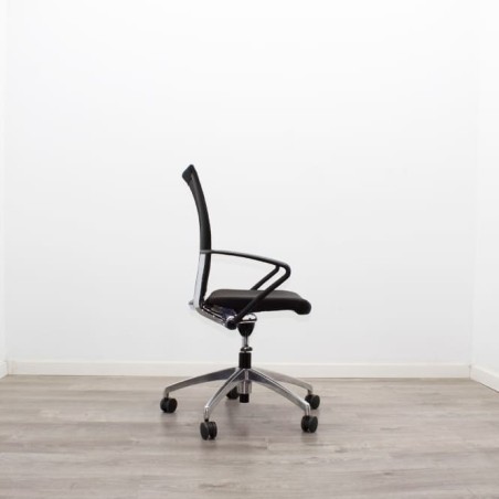 Silla operativa negra con asiento plegable