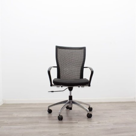 Silla operativa negra con asiento plegable