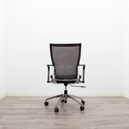Silla operativa negra con asiento plegable