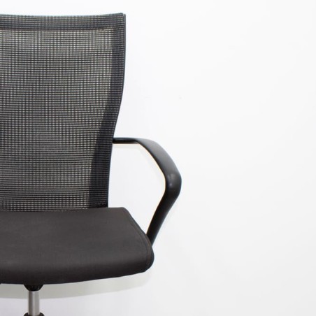 Silla operativa negra con asiento plegable