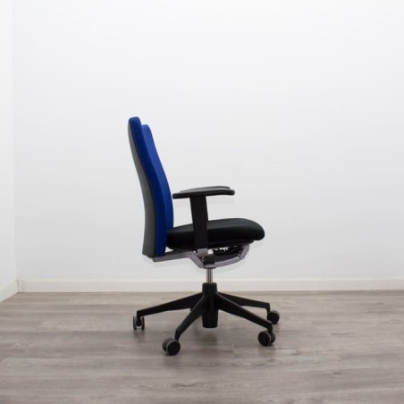 Silla operativa con respaldo en tela azul