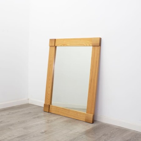 Espejo con contorno en madera
