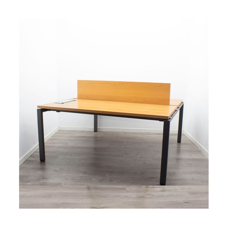 Mesa bench de 4 y 6 puestos con patas metálicas