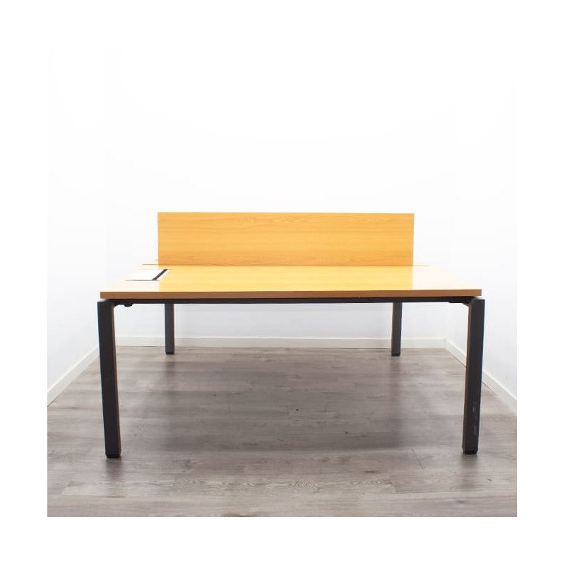 Mesa bench de 4 y 6 puestos con patas metálicas