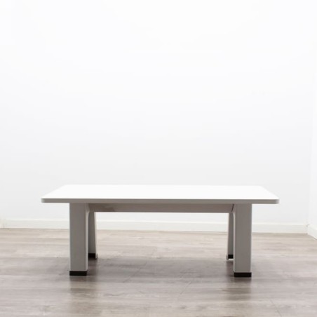Mesa de centro blanca con patas metálicas