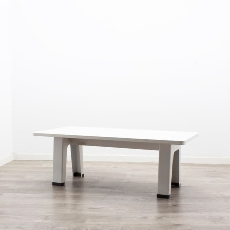 Mesa de centro blanca con patas metálicas