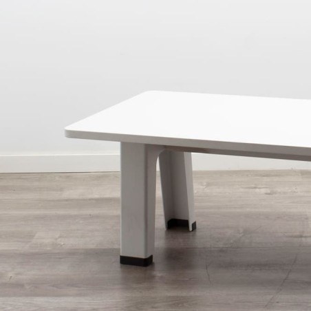 Mesa de centro blanca con patas metálicas